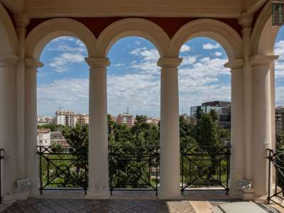 ...ci conduce infine sul torrino, dal quale possiamo godere di una vista privilegiata del verdeggiante giardino sottostante...